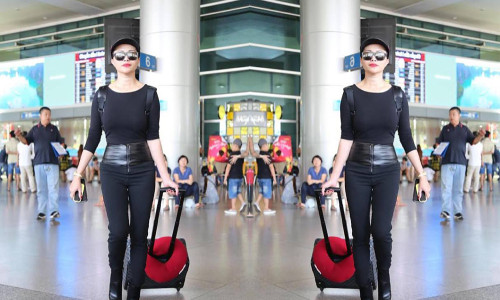 Ca sĩ Đan Kim diện nguyên cây đen “cực chất” tại sân bay Tân Sơn Nhất