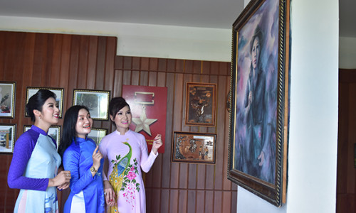 Nhà văn, hoa hậu cộng đồng Trần Huyền Nhung đọc thơ giao lưu với học sinh trong sự kiện trao tặng sách nhân ái