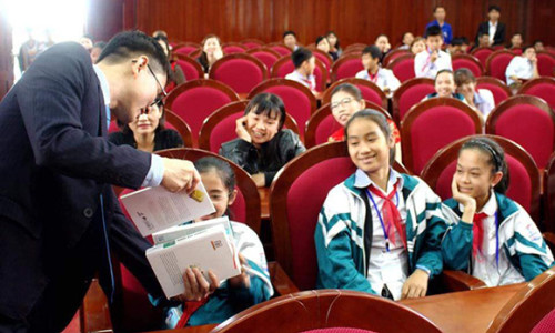 Nhóm tủ sách nhân ái huy động gần 1,2 tỷ đồng mua sách tặng học sinh huyện Yên Thành