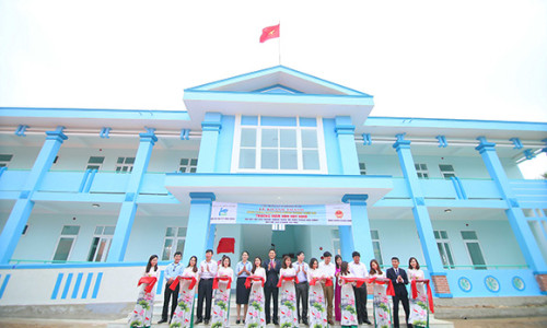 Chubb Life và Chubb Charitable Foundation - International trao tặng trường học mới tại Quảng Bình