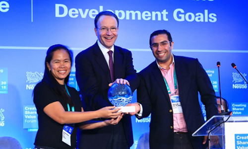  Tổ chức “Mumm” và “Fishers and Changemakers” xuất sắc nhận giải nhất giải thưởng Tạo Giá Trị Chung của Nestlé năm 2018   Quang Lân