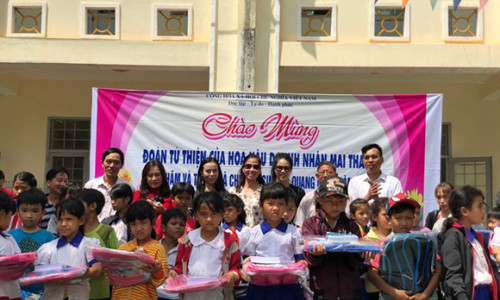 Hoa hậu doanh nhân Mai Thanh “đội nắng” đi làm từ thiện