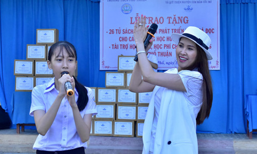 Ca sĩ Bolero Lâm Trí Tú hát nhảy tưng bừng khi giao lưu tặng sách cho học sinh tỉnh Quảng Ngãi