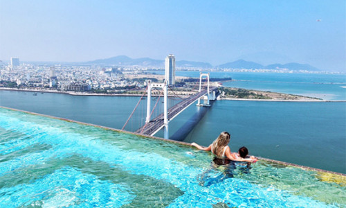 Tự tin sống ảo ngàn like ở bể bơi vô cực dát vàng 24K view đẹp nhất Đà Nẵng