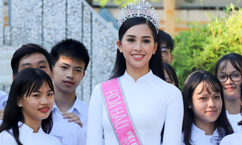 Hoa hậu Tiểu Vy dự lễ chào cờ, trao học bổng ở trường cũ tại Hội An