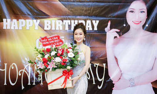 Ca sĩ Hoàng Ái My diện đầm dạ hội đẹp quyến rũ thu hút ánh nhìn trong tiệc sinh nhật