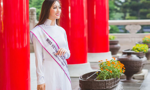 Tà áo dài Việt quyến rũ trên quảng trường Đài Bắc.