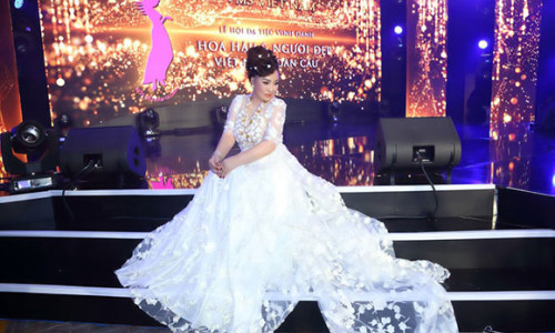 Hoa hậu Lee Lee Nguyễn đẹp như nữ hoàng tuyết trắng tỏa sắc trong đêm hội