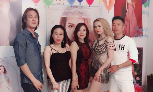 Ca sĩ Trương Ngọc Quỳnh nhận được nhẫn cầu hôn giá trị trong tiệc sinh nhật hồng