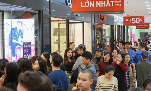 Người Sài Gòn ùn ùn kéo nhau đi mua sắm dịp Black Friday