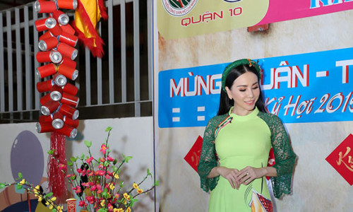 Hoa hậu Châu Ngọc Bích duyên dáng áo dài trong vai trò giám khảo