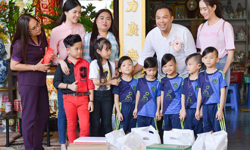 Hoa hậu duyên dáng quốc tế Trần Ngọc Phương Thanh sưởi ấm bà con nghèo tại Cần Thơ.
