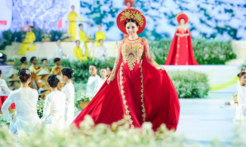 Hoa hậu Châu Ngọc Bích làm vedette trình diễn áo dài của Ngô Nhật Huy