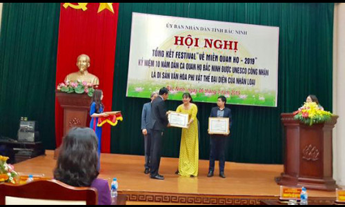 Trong tà áo dài vàng dịu dàng, CEO Hồ Thanh Hương được vinh danh tại Bắc Ninh