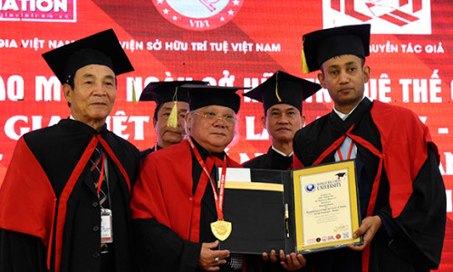 Nhà báo Giản Thanh Sơn nhận bằng tiến sĩ danh dự của Viện Đại Học Wru