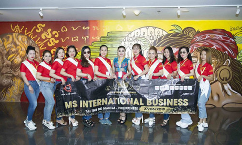 Các thí sinh Ms International Business 2019 khoe sắc rạng rỡ tại sân bay