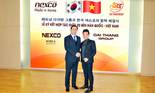 Ông Nguyễn Viết Thắng,  Giám đốc Công ty Đại Thắng  và ông Kim Ki Bong, Phó Chủ tịch Tập đoàn Nexco Hàn Quốc ký hợp tác phân phối sản phẩm Nexco.