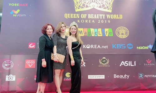 Hoa hậu “Bông hồng lai” người Việt đẹp ngất ngây trên thảm đỏ tại Hàn Quốc.