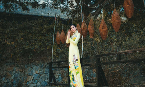 Chất hoài niệm thu hút ánh nhìn trong tài áo dài NTK Việt Hùng