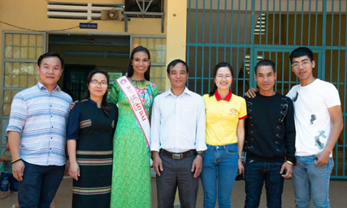 NTK Việt Hùng và người đẹp H’ Ăng Niê mang yêu thương về với mái trường Liêng Trang