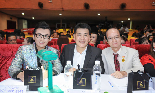 Ngai Vàng Điện Ảnh Ký Quốc Đạt ngồi ghế nóng cùng Nghệ Sĩ Hài Hữu Nghĩa và Thầy Hà Quang Văn trong đêm bán kết GMSKĐATV 2019