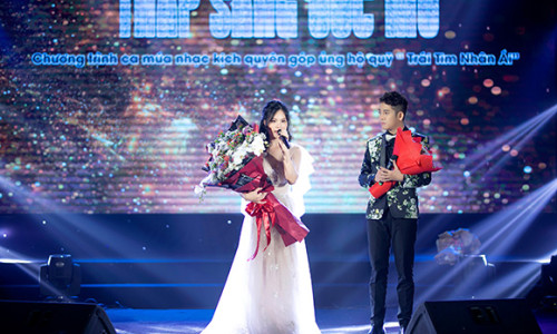 Ca sĩ Sunny Đan Ngọc hạnh phúc trong vòng tay gia đình với đêm nhạc thiện nguyện