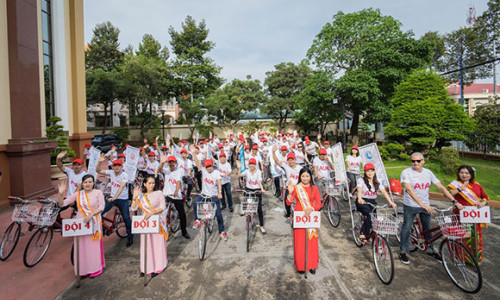 Hoa hậu Nhã Linh về miền Tây tặng xe và kêu gọi cộng đồng rèn luyện sức khỏe.