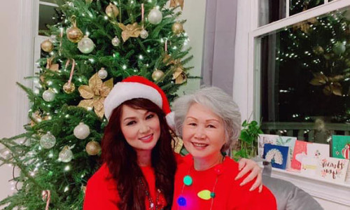 Ca sĩ Kavie Trần bên cạnh mẹ có gương mặt đẹp phúc hậu trong ngày đón năm mới