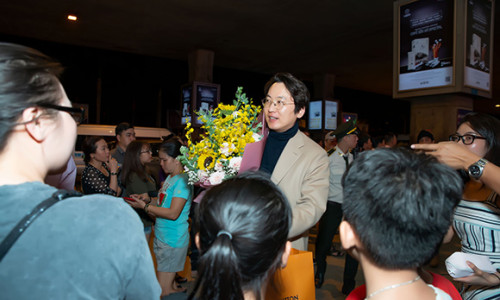 Bác sĩ Gu Yong Su bất như tài tử Hàn Quốc xuất hiện tại sân bay quốc tế tân Sơn Nhất.