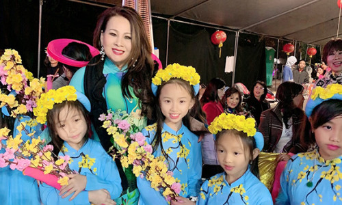 Hoa hậu Vickie D Chang đẹp thuần Việt trong lễ diễu hành.