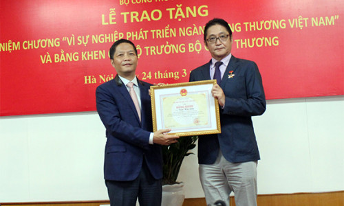 Bộ trưởng Trần Tuấn Anh trao Kỷ niệm chương và Bằng khen cho Tổng Giám đốc Công ty Ô tô Toyota Việt Nam