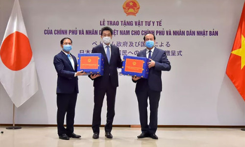 Việt Nam trao tặng vật tư y tế hỗ trợ Nhật, Mỹ