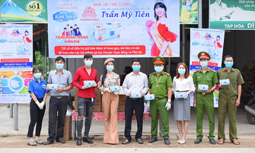 Bán khẩu trang được trợ giá, hoa hậu Trần Mỹ Tiên chi hơn 1 tỷ đồng mua lương yếu phẩm tặng bà con nghèo mùa dịch