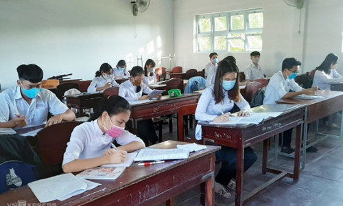 Trường học khó xếp học sinh ngồi cách nhau 1,5 m