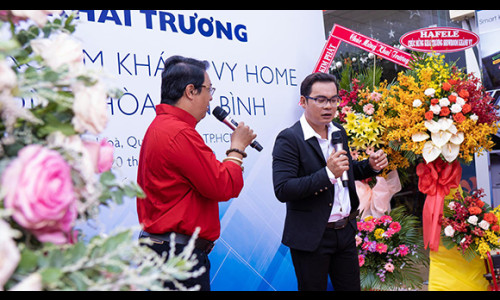Diện veston lịch lãm, nghệ sĩ Mai Trung đến chúc mừng Khánh Vy Home khai trương chi nhánh thứ 4