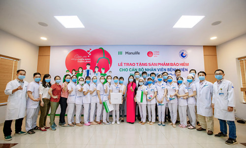 Manulife Việt Nam tri ân đội ngũ bác sĩ tại các bệnh viện phụ sản thông qua món quà bảo vệ