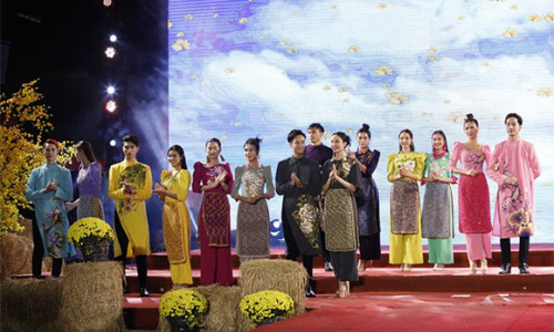 Diện áo dài Việt Hùng, mẫu nhí Đại sứ Áo dài Việt Nam vẽ lên một giấc mơ đẹp như cổ tích