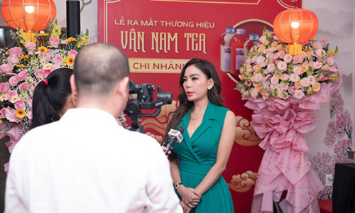 Diễn viên Đoàn Minh Tài hội ngộ hoa hậu Diễm Hương tại Vân Nam Tea & Coffee