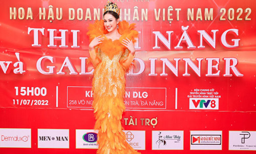 Đoàn Hồng Trang diện váy quyến rũ đấu giá từ thiện