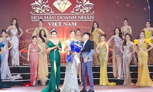 Hoa hậu Lý Kim Ngân diện dạ hội lộng lẫy trao giải cho thí sinh Hoa hậu doanh nhân Việt Nam