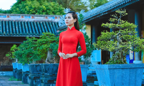 Áo dài Tommy Nguyễn, tăng nét dịu dàng cho hoa hậu Lương Kỳ Duyên