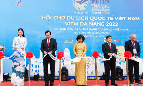 Hoa hậu Ban Mai mặc áo dài khoe sắc ở Đà Nẵng