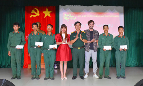 MC, diễn giả Thi Thảo chia sẻ yêu thương cùng quân, dân huyện Côn Đảo