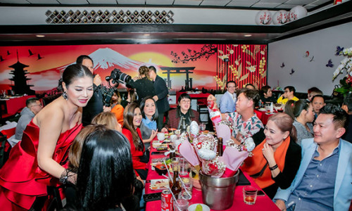 Nghệ sĩ Hồng Đào, Đức Tiến, Hoài Tâm chúc mừng Hoa hậu Kiều Diễm khai trường nhà hàng