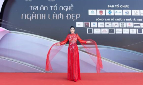 Hoa hậu Lý Kim Ngân thả dáng quyến rũ trong áo dài Tommy Nguyễn