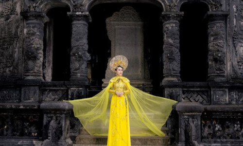 Hoa hậu Lý Kim Ngân diện áo dài trong lăng Khảo Định